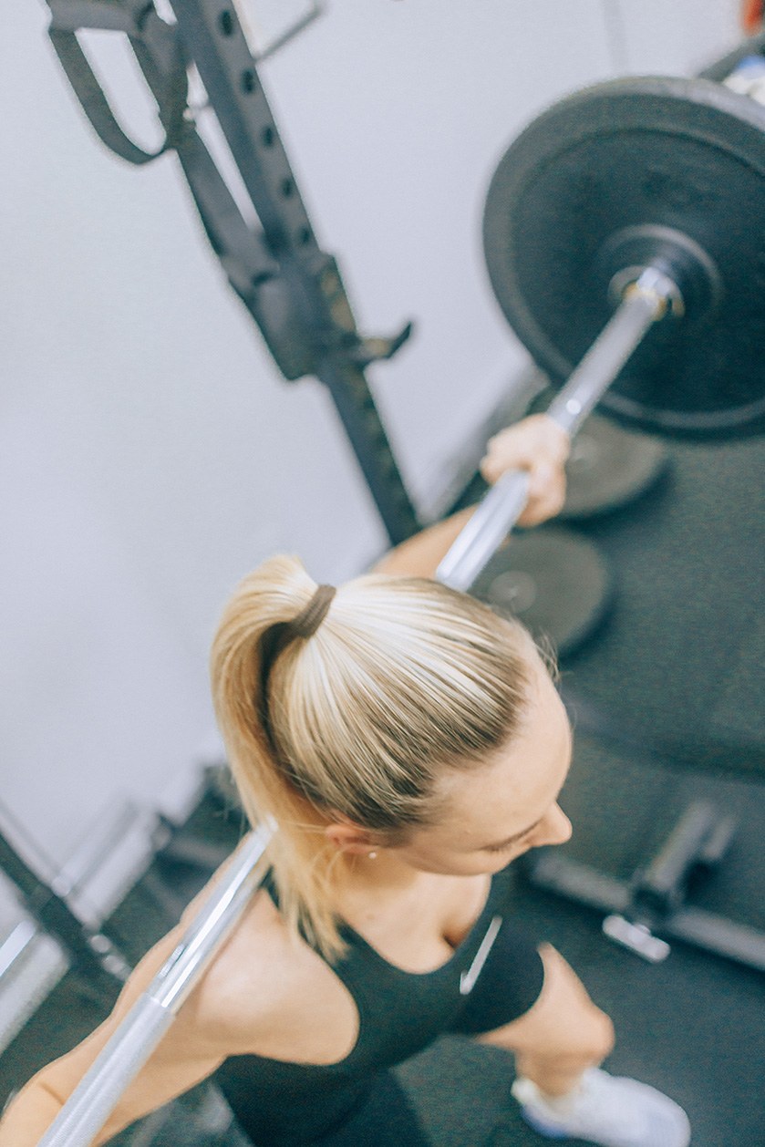 Trening siłowy z ciężarami - przysiady w Atelier Ruchu Zgierz